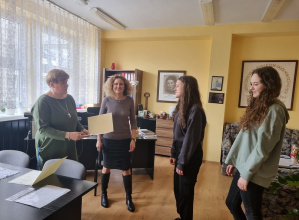 wręczanie dyplomów przez Dyrekcję szkoły uczennicom: od lewej Agnieszka Jabłkowska i Iga Bielska